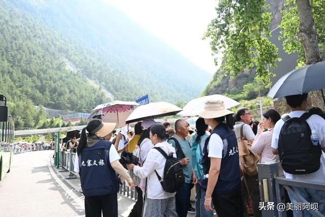 烈日下的坚守：九寨沟4.1万游客高峰背后的暖心风景
