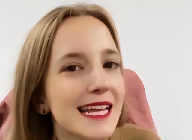 意大利姑娘来中国旅游，第一次上公厕，惊恐大喊：我的马桶被偷了