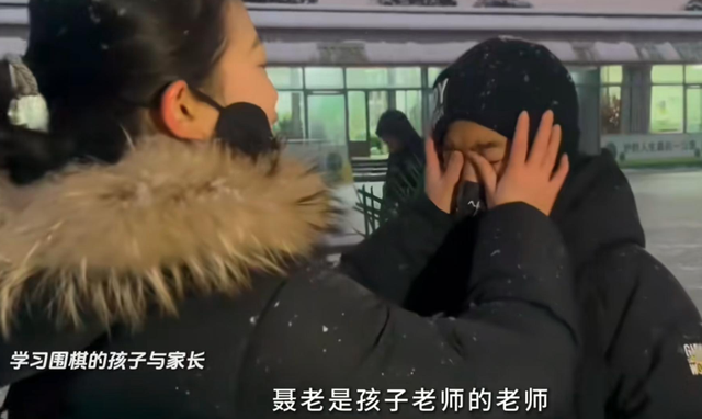 聂卫平告别仪式：大儿子手捧遗像，3个子女都到齐，众人含泪悼念