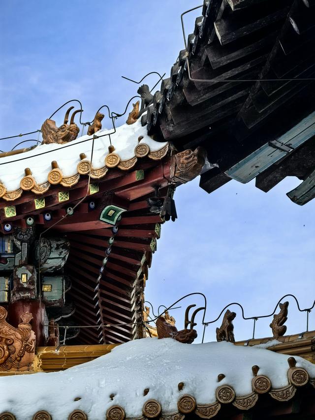 雪峰刺破苍穹 云海托举世界