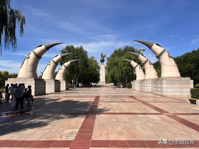36米青铜战神坐镇！呼和浩特这座广场藏着内蒙古60年传奇！