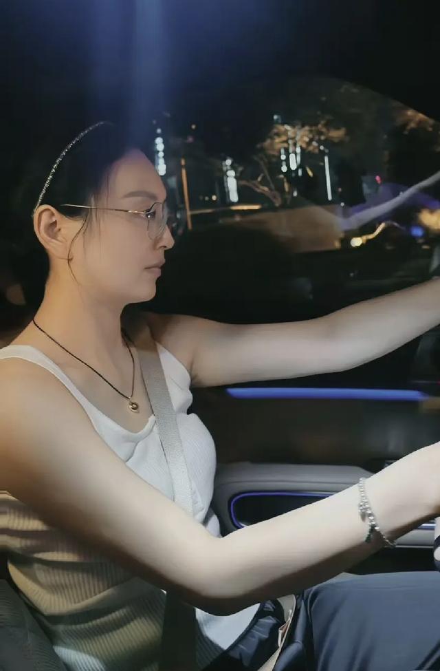 这大体格子，太漂亮了，气质无敌好，啥人能配的上她呢