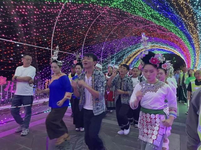 假期结束倒计时！来世界花卉大观园，相约“花火之梦”、苗侗风情巡游！