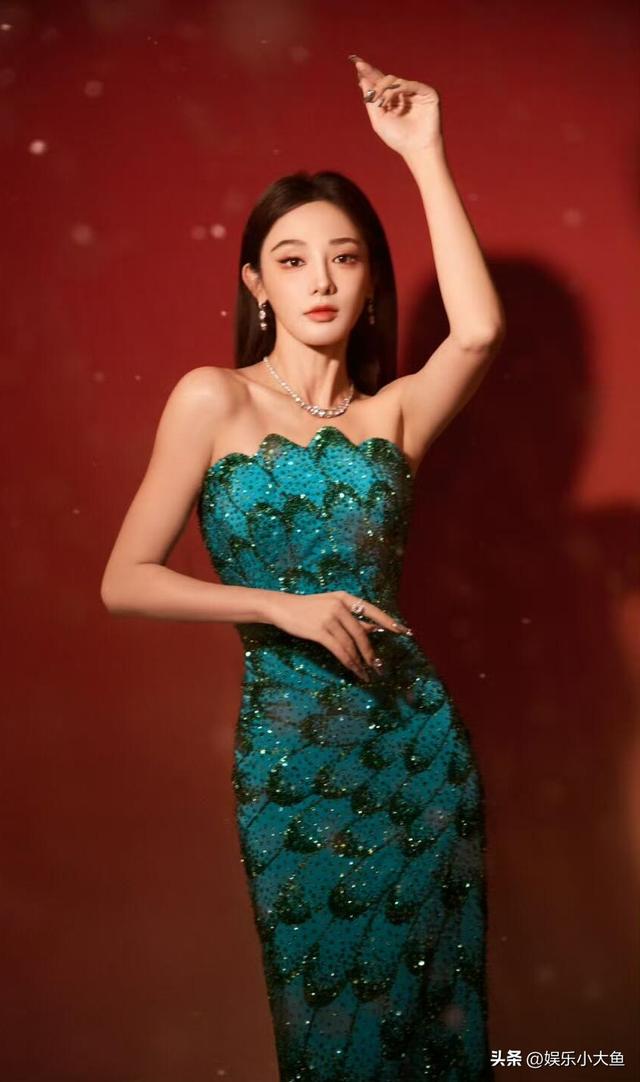 彭小苒出席搜狐时尚盛典活动，穿挂脖深v露背纱裙走红毯性感妩媚