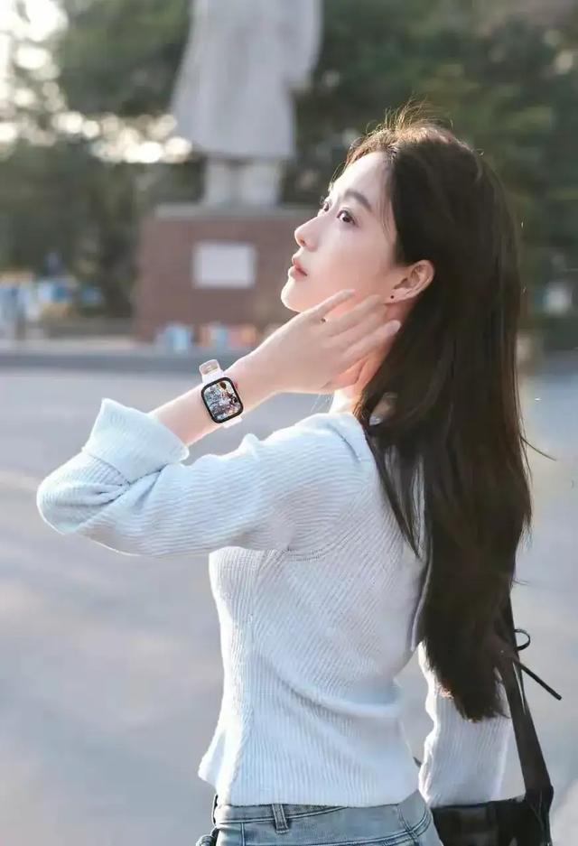 四川大学校花廖雨苇好美,五官精致,倾国倾城,美得让人移不开眼