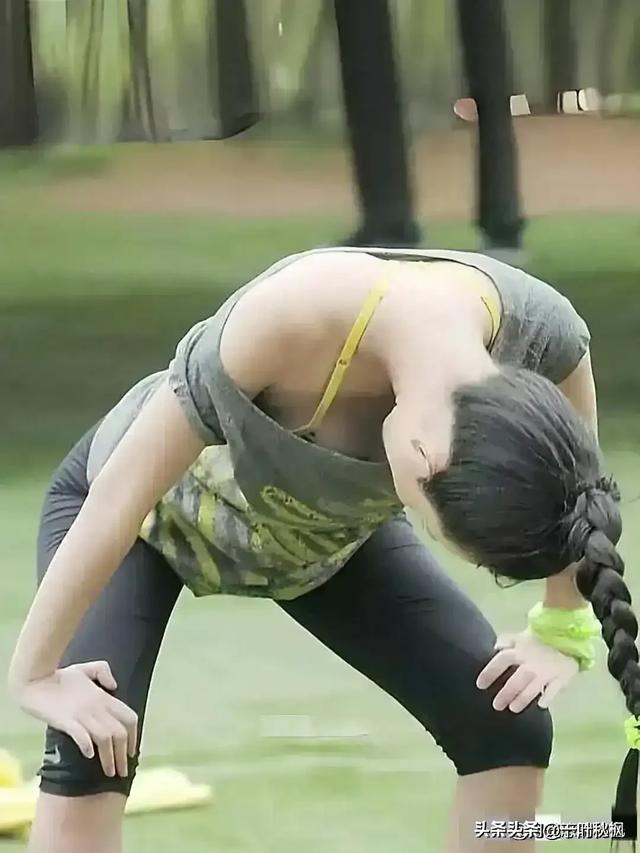 霍思燕这件衣服太宽松了吧,练个瑜伽都快走光了,是故意的吧