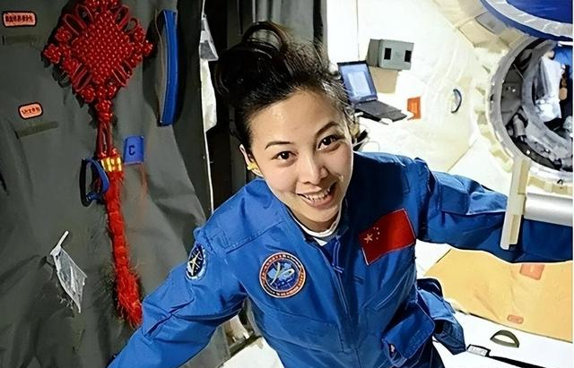 王亚平之女，母亲是航天员，父亲是飞行员，享受四项优待