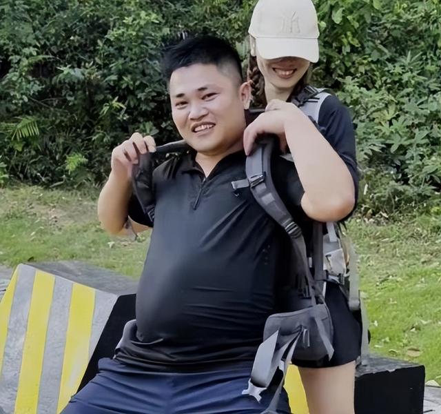 广东女子登山脚崴，被陌生小伙背40分钟下山，恶心的一幕出现了