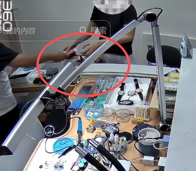 大叔免费给女子修玩具，不小心烫出印子，女子生气要1300元赔偿