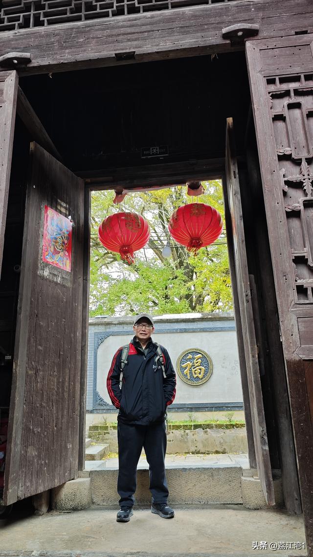 金叶映古村，醉美长岗岭