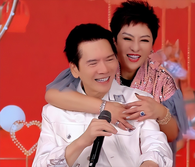 向府治丧现场大批警员戒备！向太向佐露面	，遗嘱分配曝光出乎意料