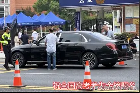 闹大了！父亲开着180万迈巴赫送儿子参加高考，刺痛了无数网友！图片