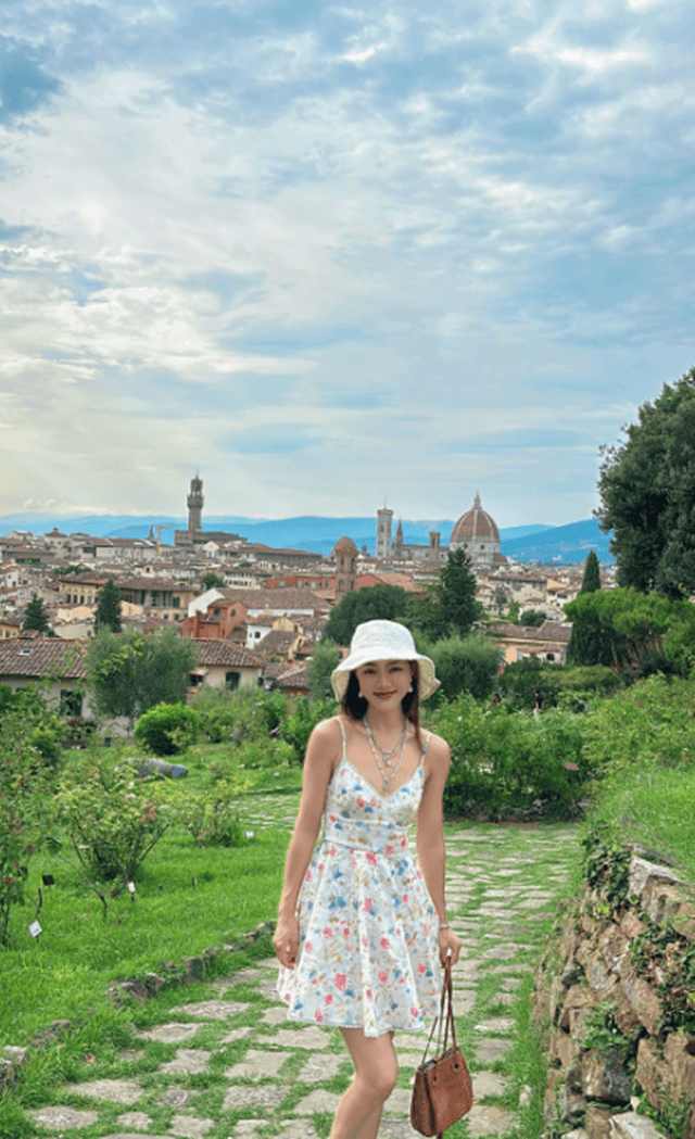 雪落如诗	，42岁邓家佳离婚6年活成这般模样 院内搭鸟窝种花太惬意