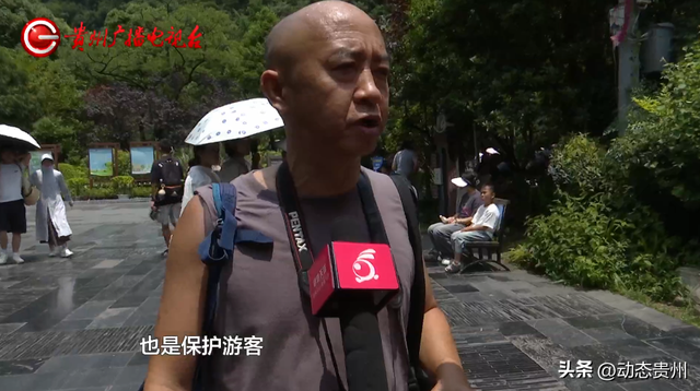 “你打猴我就打你”环卫工驱猴被游客怒斥，黔灵山公园工作人员
