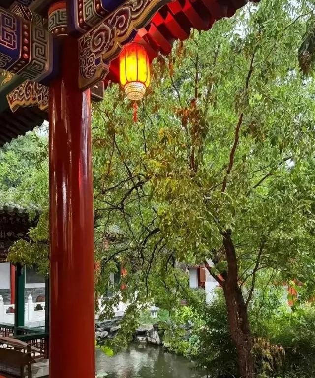 李湘在平台晒自家北京小院，大到让网友以为是景区，真的太有钱了
