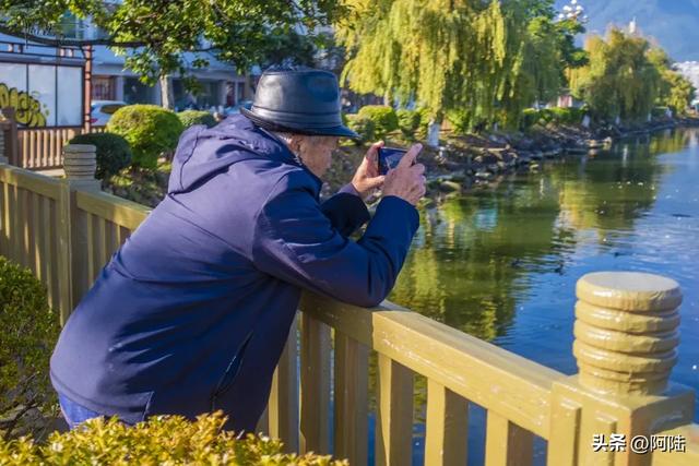 在洱海边偶遇最“潮”老头,粉色坐驾堪称是大理最靓丽的风景线