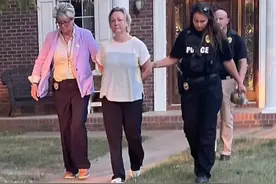 美国女教师强奸12岁男生并怀孕，为何被判25年监禁?图片