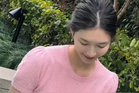 江疏影早期出门遛狗照片，她在生活里状态很松弛，像是邻家姐姐。 ​ ​​​图片