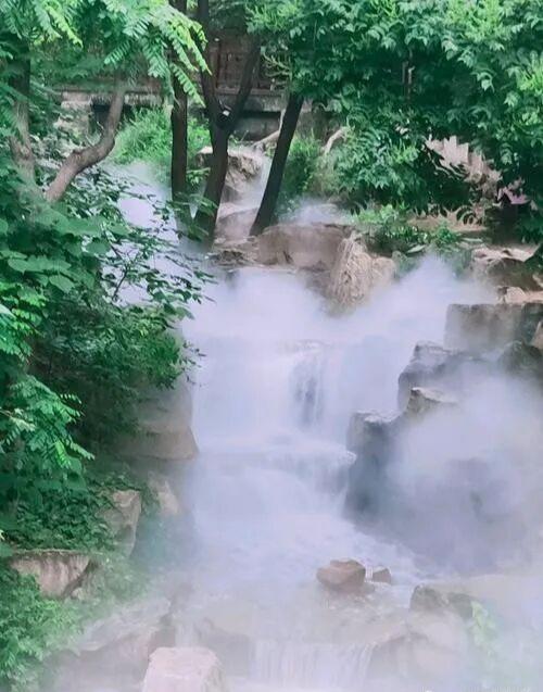 这才是真正的人间仙境，云雾缭绕，诗情画意的美！