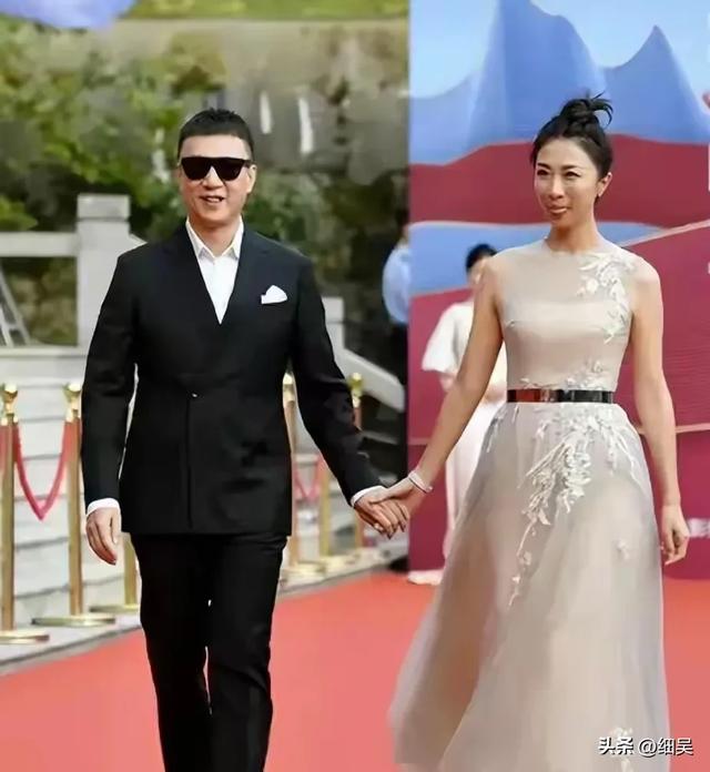 孙红雷和老婆王骏迪到宁夏旅游，在院子烤羊肉串，打扮时尚好贵气