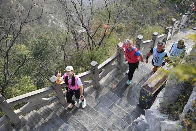 第十二届抱犊寨重阳节登山大赛举行