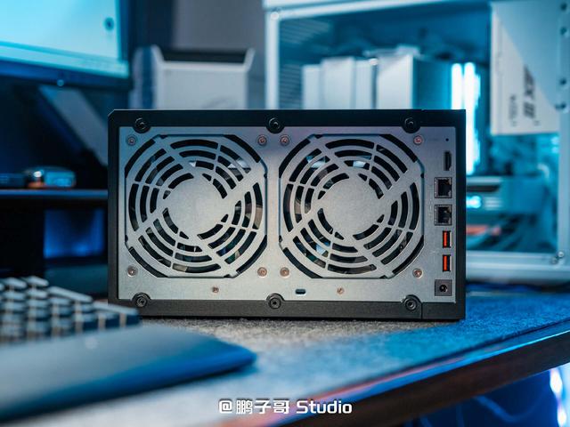 威联通新品NAS Qu805开箱：家用级定价、企业级性能,真香!
