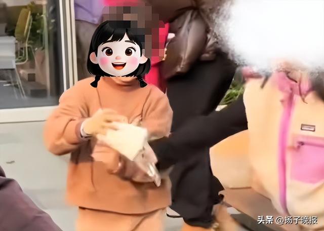 视频热传！水杯被陌生女孩一掌打翻，评论区炸锅！网友：不能忍...