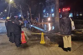 水管突然爆裂，急！联手迅速处理，暖！图片