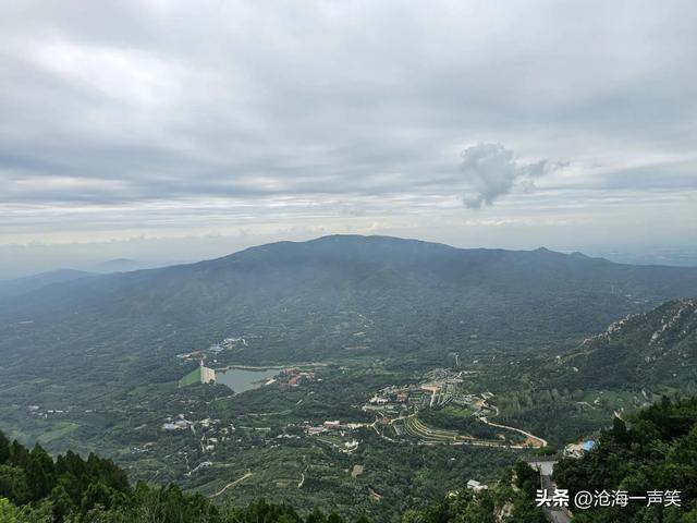 巍巍始祖山，悠悠青岗庙，黄龙盘山腰，青山遮不住，毕竟东流去