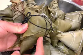 煮粽子时，最忌直接用清水煮，教你1招，粽子又糯又香，还不夹生图片