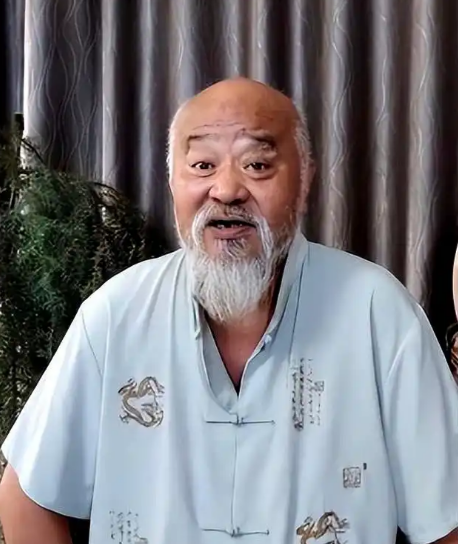 不顾医生劝阻每天2包烟，顿顿8两白酒的演员李琦，如今变成啥样