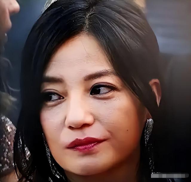 死心不息！劣迹艺人赵薇走投无路，15岁女儿成她的最后一根稻草