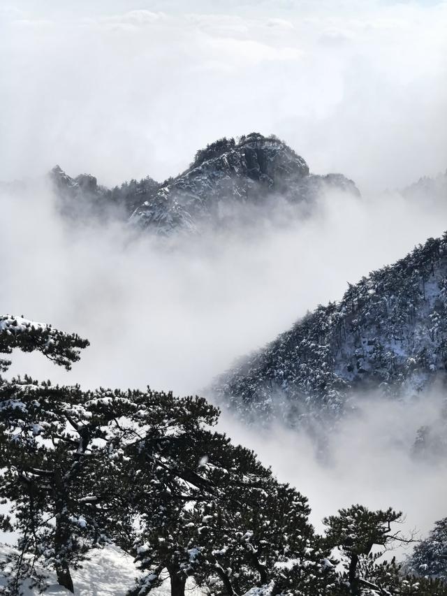 雪峰刺破苍穹 云海托举世界