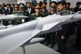 越南代表团挤进中国展台，一群将校笑看歼10C，唯有一人紧盯歼35图片