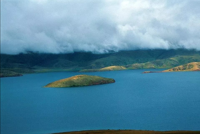 跟着国道214寻宝藏：拐进66公里，遇见西藏最治愈的湖