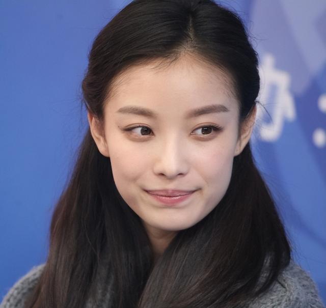 37岁倪妮晒照过圣诞，一细节暴露真实现状，难怪当初看不上冯绍峰