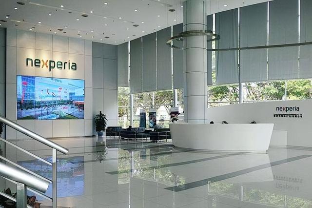 让中国造不出芯片？荷兰下狠手，禁售光刻设备，这是要逼死ASML