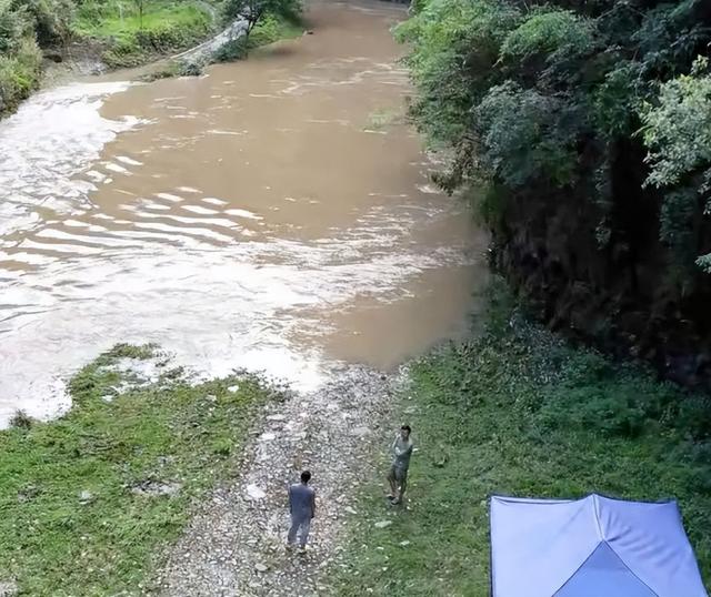 13人露营致10死，五个家庭天塌了，野景点自己去的，羊倌曾提醒过
