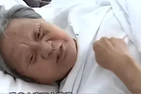 21年，75岁老太摔倒无人扶，大喊“我不讹人”，被送医院后却反转图片