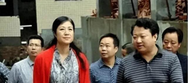 袁菱女县委书记过着奢华如女皇的后宫生活！