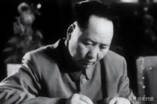 1995年，在北京蜗居13年的吴德病逝，留下三行遗嘱令人落泪