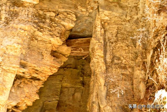 山西宁武石门悬棺：万仞崖龛藏古柩、千年石棺映翠岚