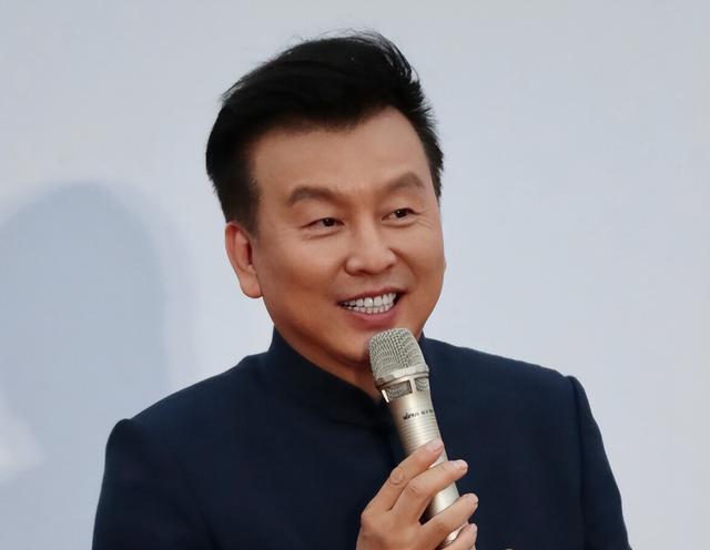 央视主持人张泽群:55岁才当父亲，妻子跑了儿子丢了，今孤身一人