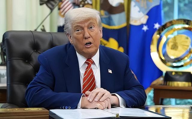 美国被打疼了！特朗普称希望“帮助中国”，万斯跪求中方下手轻点
