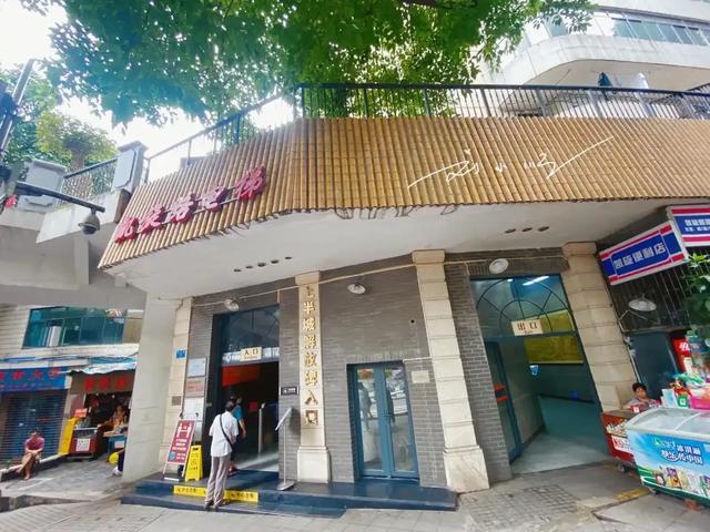 山城重庆“第一梯”:这奇葩的公共交通,也已成为网红打卡地?