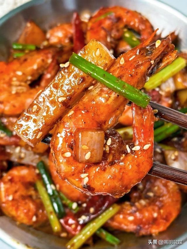 自在嵩明丨一站式遛娃、美食、运动！银杏广场的夜太会玩