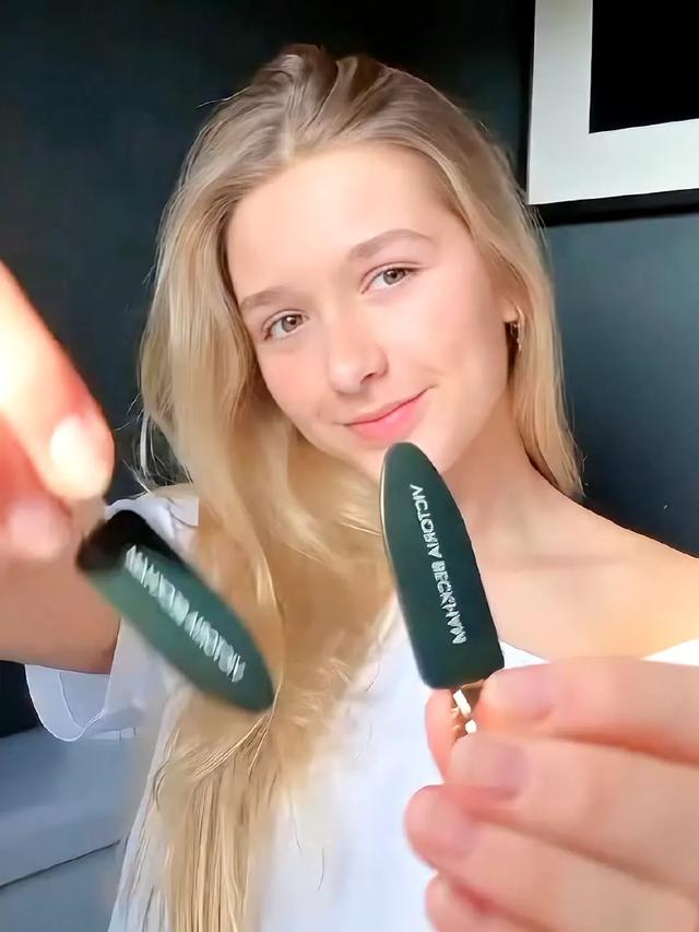 天啊贝克汉姆的女儿小七咋变这么美了？14岁的她金发碧眼惊为天人