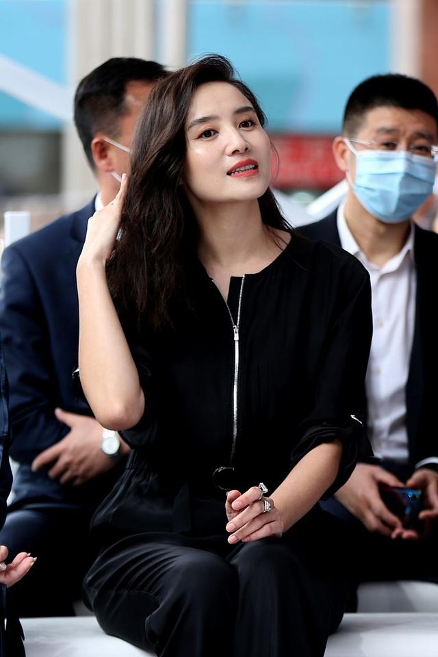 没开玩笑，见过宋佳的朋友说：给她化妆，能让化妆师都紧张到手抖