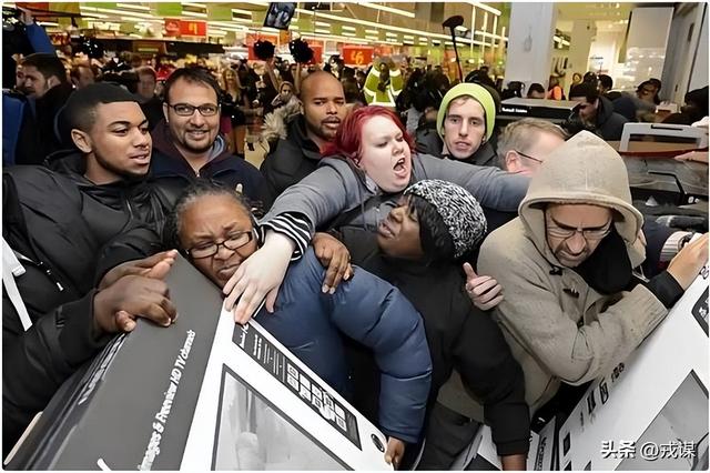 史上最长停摆！美36天无政府，金融核安全双重告急！日子没法过了