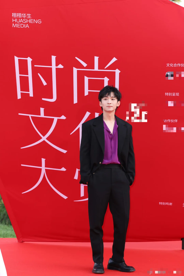 北京晚宴暴露咖位，檀健次靠边坐，刘涛董子健硬挤，C位都是大佬